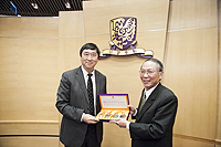 中大校長沈祖堯教授（左）向台灣成功大學校長黃煌煇教授（右）致送紀念品
